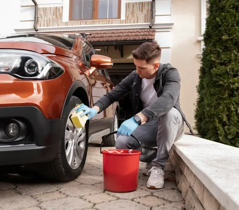 Lavage auto à domicile Saint-Jean-d'Arves : professionnel intervenant sur un véhicule
